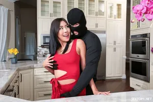 Con gái dẫn bạn thân thích đàn ông lớn tuổi về cùng Trả bài bố dượng