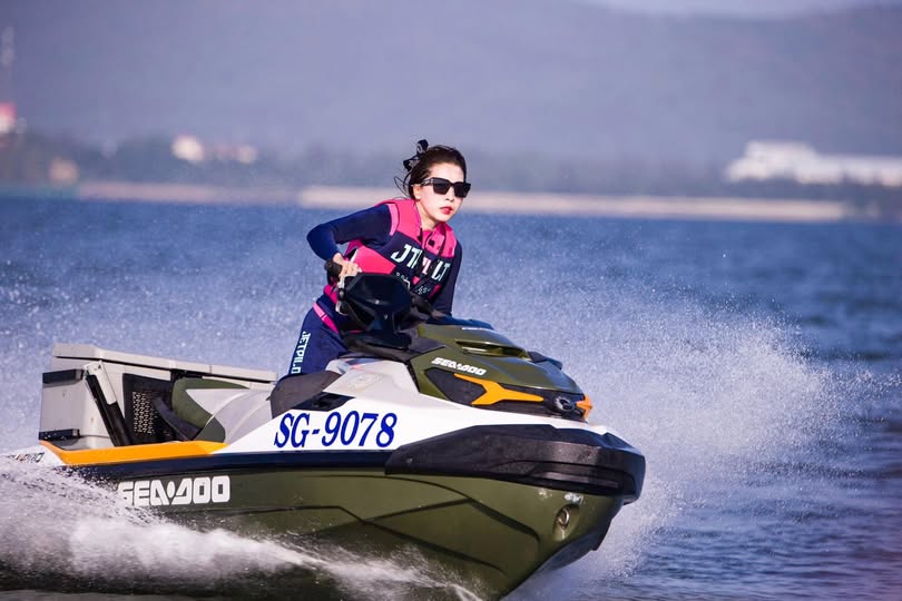 Anh trọc chịu không nổi trước vợ yêu nhà sát bên cứ đưa mông về phía mình